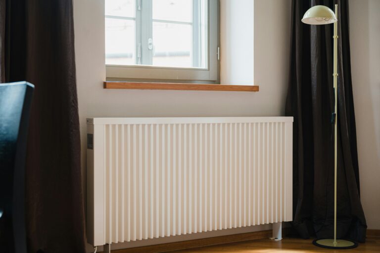 Elektrischer Heizkörper vor Fenster / electric heater in front of window - How to Bleed a Radiator for Better Heating Efficie
