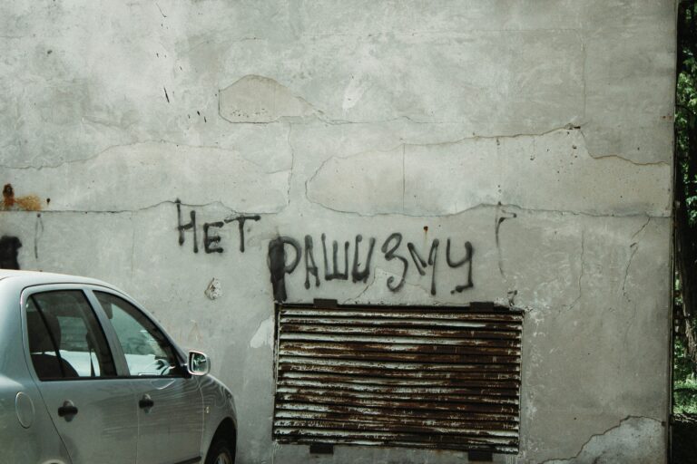 Graffiti on a wall, "no to rashism."