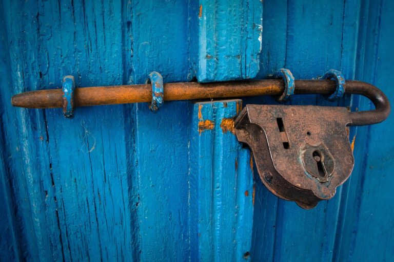 How to Open a Rusted Padlock Quickly and Safely