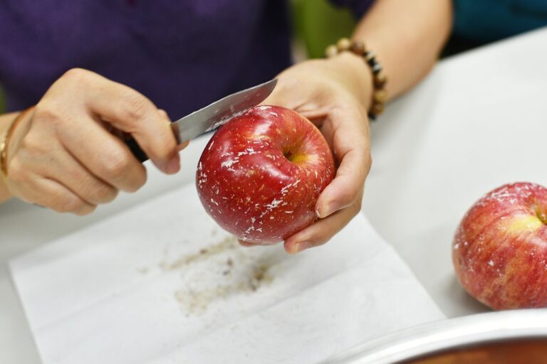 How Students Can Remove Onion Smell from a Chopping Board